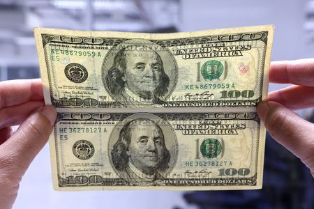 Dólar tem 7ª queda seguida e fecha pela primeira vez no ano abaixo de R$ 5,90; Ibovespa cai com Vale