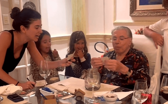 Silvio Santos aparece em raro vídeo de Patrícia Abravanel com a família