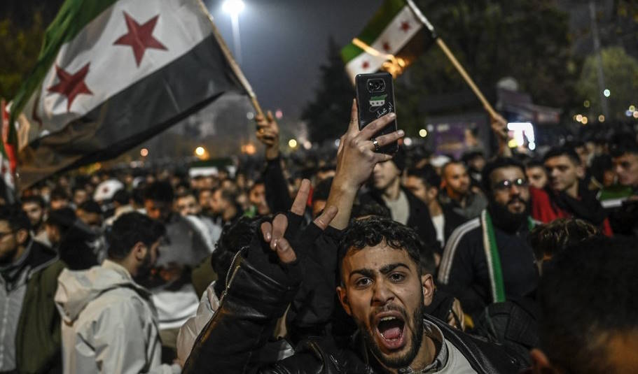 Sírios comemoram a queda de Assad na capital Damasco