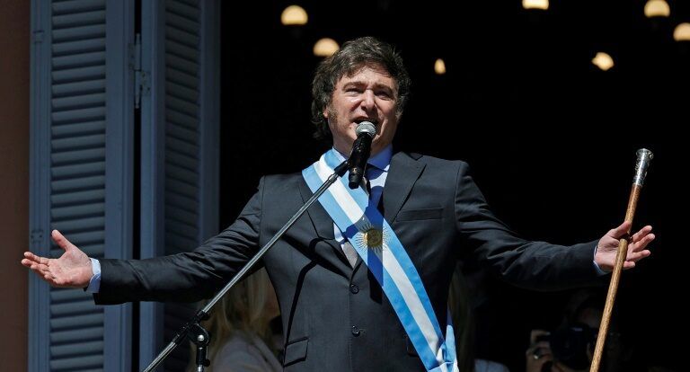 Fim das obras públicas? Entenda as medidas fiscais anunciadas pela Argentina