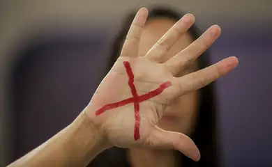 Mortes intencionais caem 5,4% no país em 2024; feminicídios sobem 19%