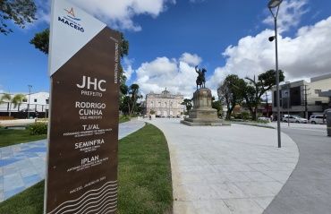 Revitalizada, Praça Marechal Deodoro atrai visitantes que destacam melhorias