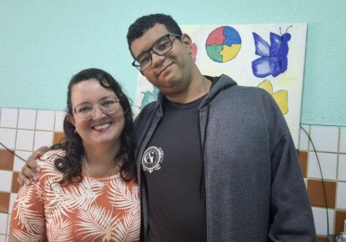 Entre panelas, quadros e corações: mães que educam dentro e fora de casa