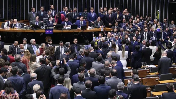 PL da Anistia avança com texto ‘light’ e com disputa entre petistas e bolsonaristas
