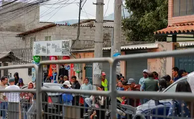 Presidente do Equador diz que país está em guerra, enquanto gangues mantêm agentes penitenciários como reféns