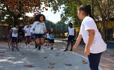 Sem celulares, desempenho escolar e socialização melhoram no Rio