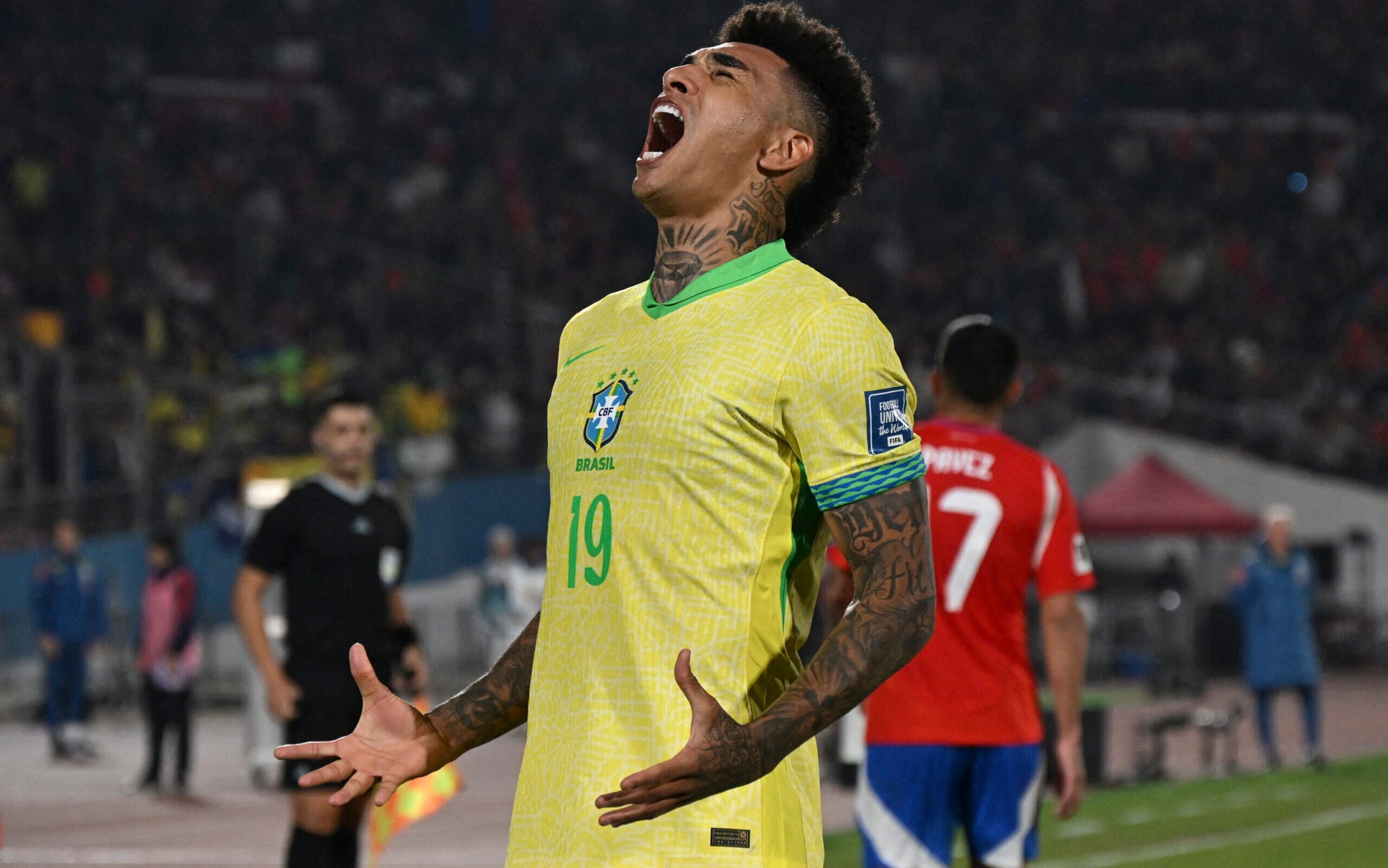 Botafoguenses salvam o Brasil, que arranca vitória suada no Chile e dá respiro a Dorival
