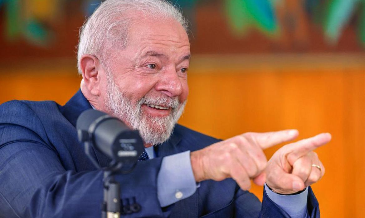 Lula passa a tarde de forma ‘estável’, afirma boletim médico