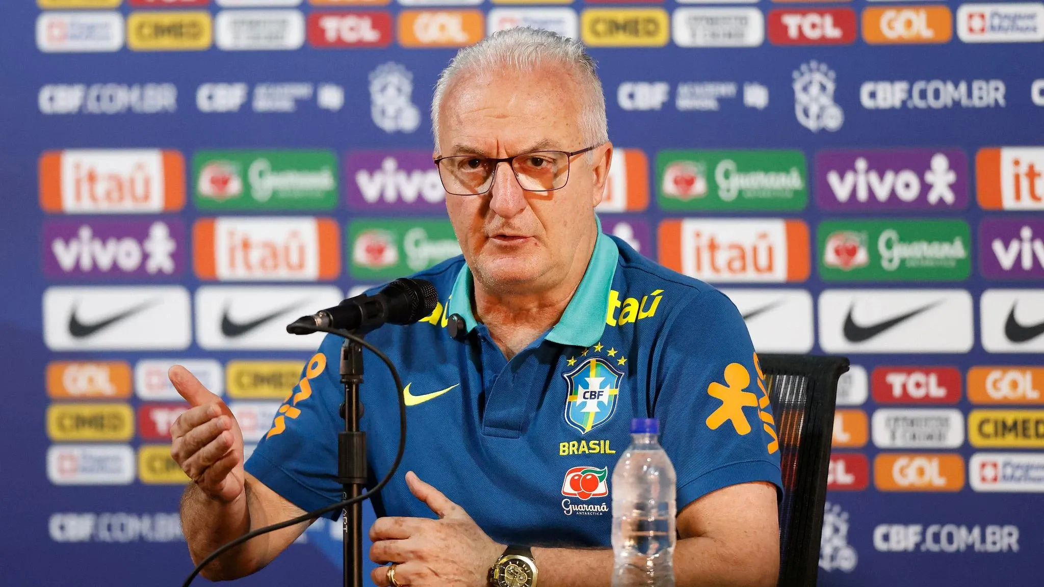 Dorival admite erros, pede desculpas ao torcedor e diz não saber sobre permanência