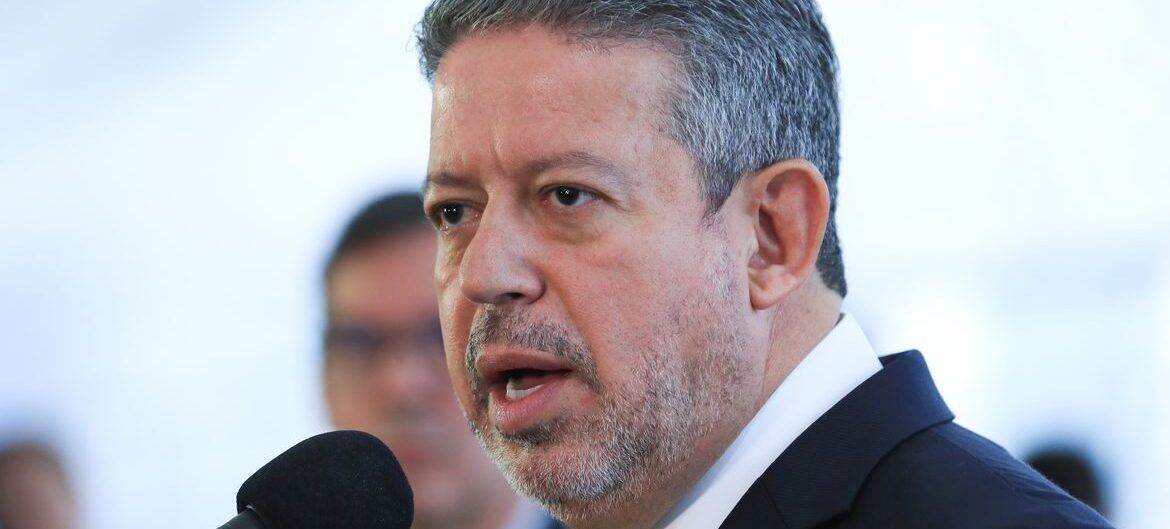 Lira usa aviões da FAB para viajar a Salvador e Rio durante o carnaval