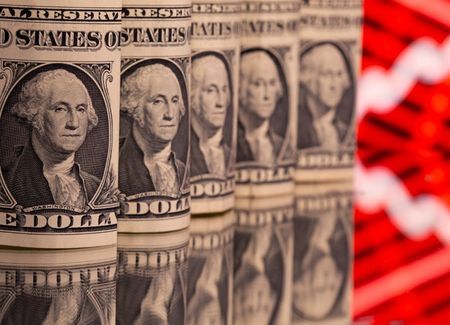 Dólar dispara e fecha a R$ 5,87, maior cotação em quase 4 anos e meio; Ibovespa cai
