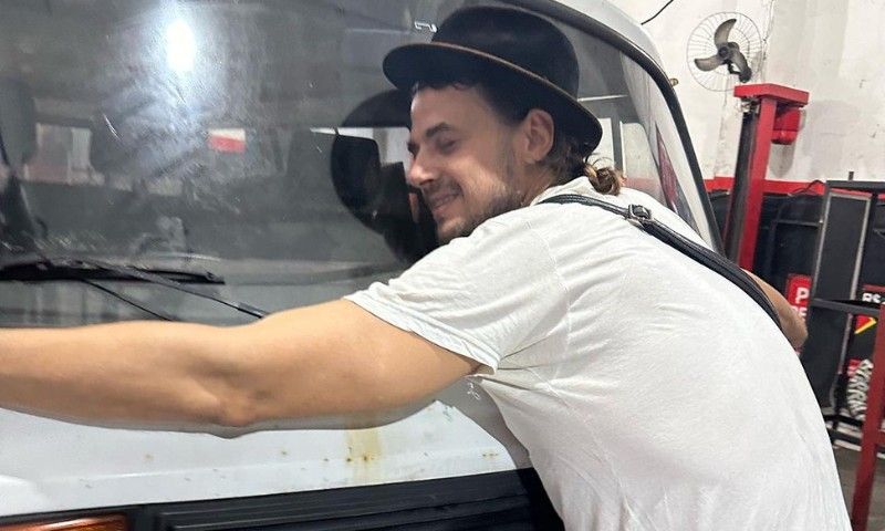 Daniel Erthal, ex-galã de ‘Malhação’, mostra perrengue com Kombi e ironiza: ‘Quase perdi o pé’