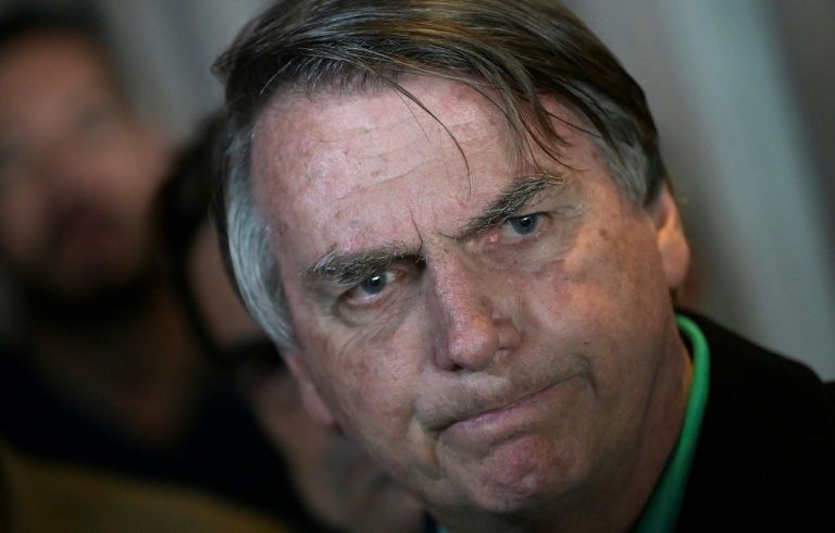 Jair Bolsonaro é internado para passar por cirurgia