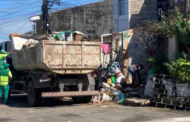 Vigilância Sanitária recolhe seis caçambas de entulho em residência no Santo Amaro