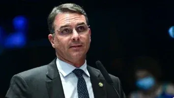 O recado que Flávio Bolsonaro enviou a Alexandre de Moraes