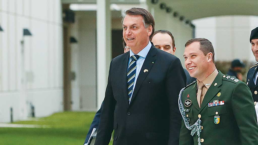 Dinheiro da venda de Rolex foi entregue a Bolsonaro ou a Michelle, afirma advogado de Cid