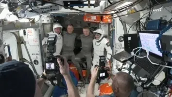 Cápsula com astronautas ‘presos’ há nove meses no espaço inicia viagem de retorno