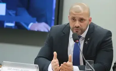 Moraes diz que Daniel Silveira foi a shopping e pede explicações