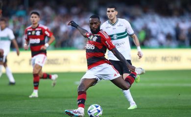 Com gol de Gerson no fim, Flamengo supera Coritiba no Couto Pereira