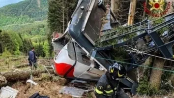 Teleférico cai na Itália e deixa ao menos três mortos