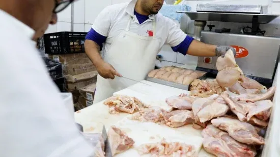 Mais de 30 mercados já suspenderam frango do Brasil por gripe aviária