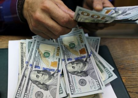 Dólar salta e vai a R$ 5,72 após China retaliar tarifas dos EUA; Ibovespa cai 2%