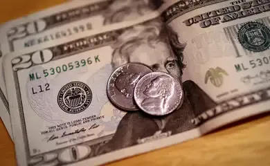 Dólar cai pela 10ª vez seguida e fecha em R$ 5,83