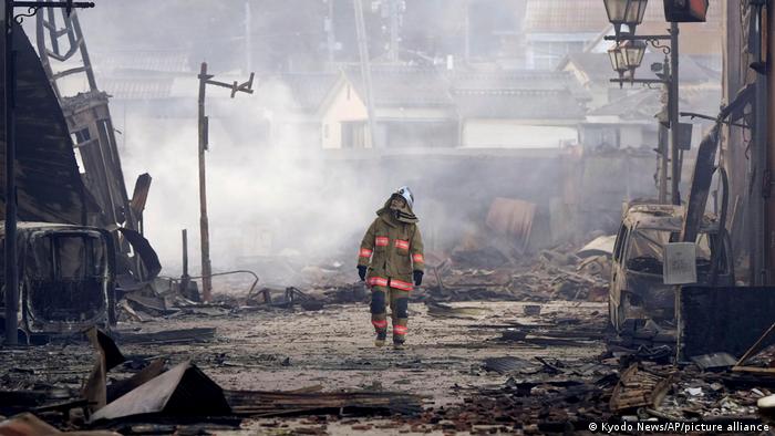 Após terremoto, equipes de resgate correm contra o tempo no Japão