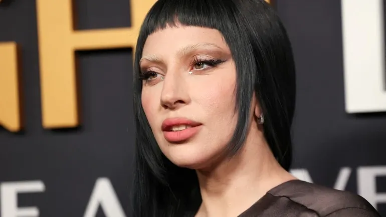 Lady Gaga chega ao Brasil; equipe simula apagão em aeroporto para evitar alarde