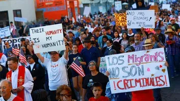 Imigrantes detidos nos EUA são forçados a comer como cães, diz relatório