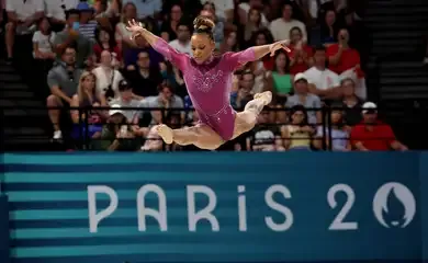 Fora do pódio: Rebeca termina em 4º e Biles em 5º quinto na trave
