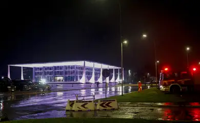 Polícia faz varredura na Praça dos Três Poderes após explosões