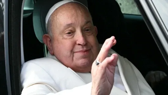 Papa responde bem a tratamento e prognóstico não é mais cauteloso, diz Vaticano