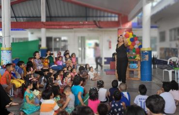 Projeto VaLer a Pena entrega 166 kits literários a alunos do Village Campestre 2