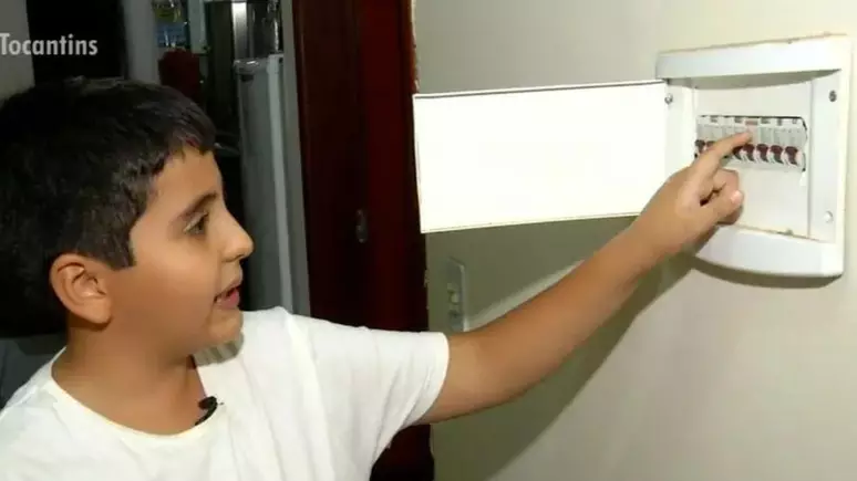 Menino de 10 anos salva vida da mãe que estava sendo eletrocutada: "Lembrei da aula"