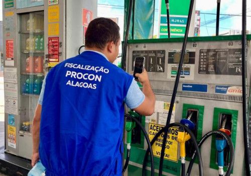 Procon Alagoas intensifica fiscalização em postos que não repassam redução de preço da gasolina