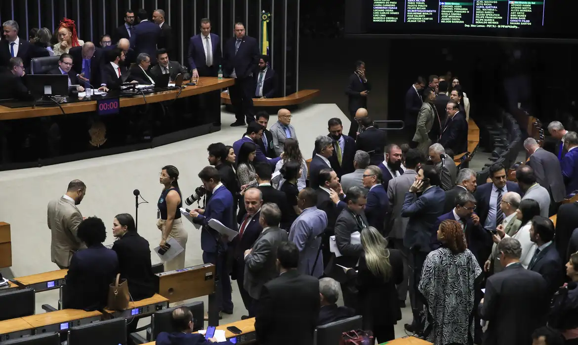 Câmara aprova urgência para suspender decreto do IOF
