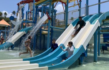 Crianças do Serviço de Convivência participam de dia de lazer em parque aquático