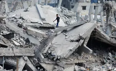 Israel intensifica bombardeios em Gaza no 1º aniversário da guerra