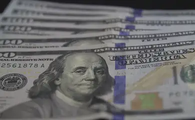 Dólar ultrapassa os R$ 5,70 à espera de juros nos EUA e no Brasil