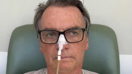 Bolsonaro deixa UTI de hospital após duas semanas, diz assessor