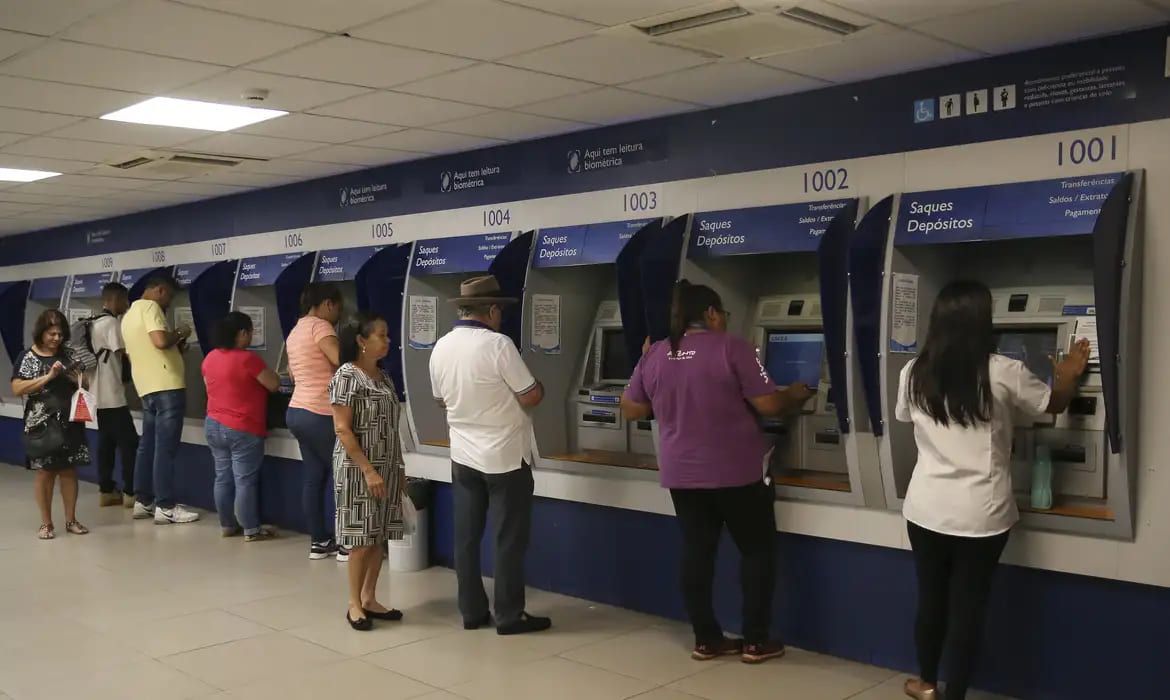Bancos fecham nesta sexta e só reabrem na terça; veja o que mais fecha no feriado