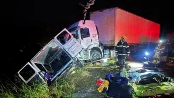 Colisão entre carreta e micro-ônibus mata nove e fere 10 em rodovia de MG