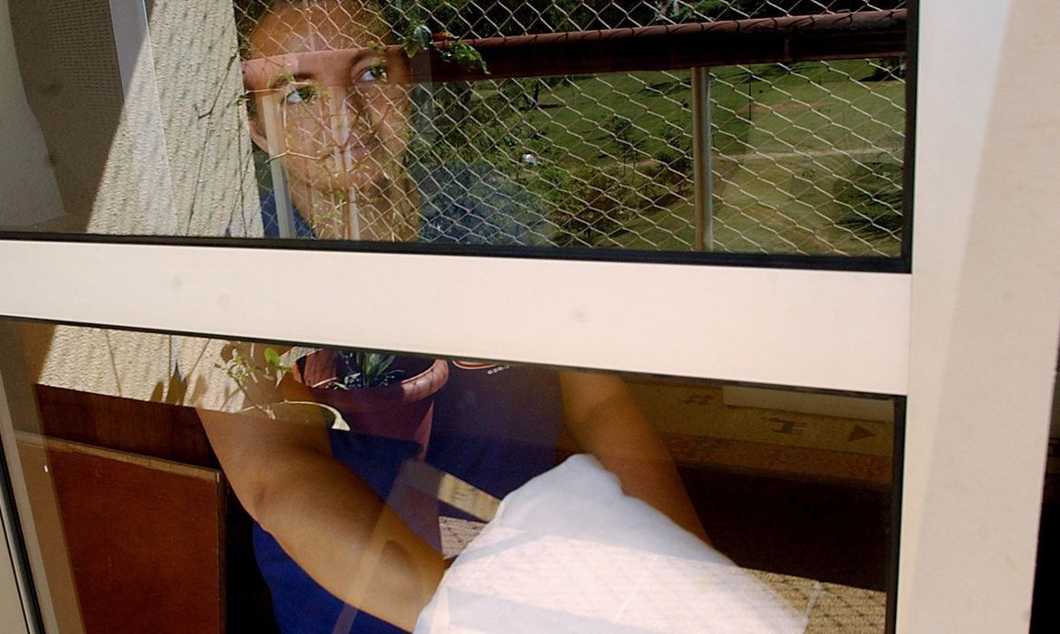 PNAD: mulheres gastam quase o dobro de tempo no serviço doméstico