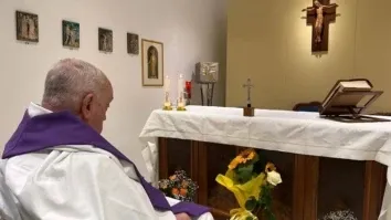 Vaticano divulga 1ª foto do papa Francisco desde que foi internado