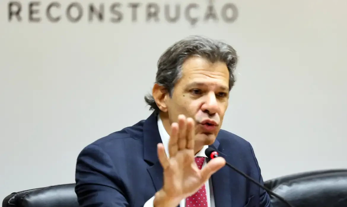 Vale a pena revisar IOF para evitar especulações, diz Haddad