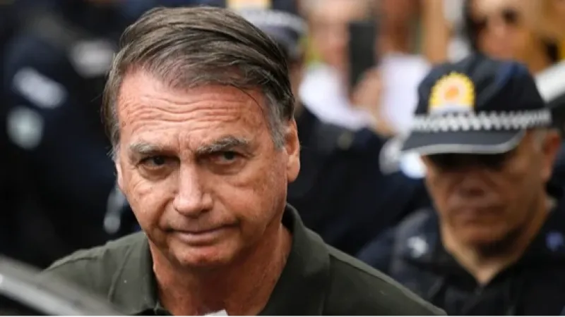Bolsonaro recebe alta de hospital após cirurgia no ombro
