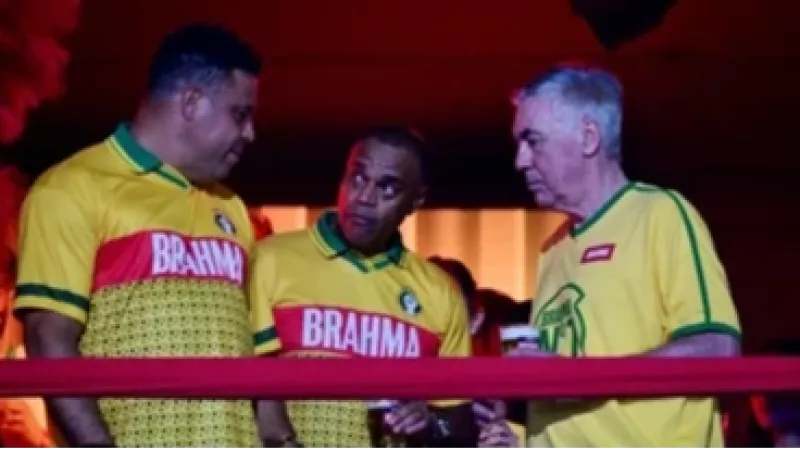 Ancelotti aproveita Carnaval ao lado de Ronaldo Fenômeno na Sapucaí