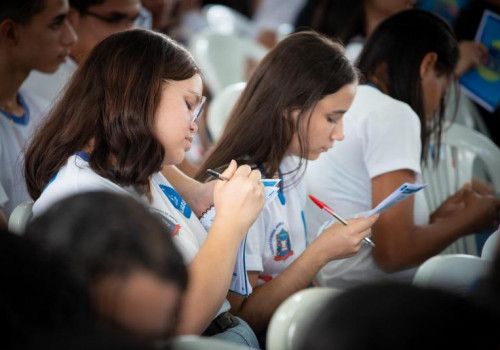 Educação celebra recorde de inscritos no Enem 2025 com 95% dos concluintes da Rede Estadual