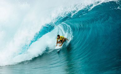 Surfe: Filipe Toledo avança em Teahupo’o e garante vantagem no Finals